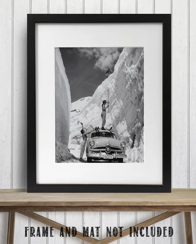 Miniatura 8 de Foto vintage del cañón de la nieve – Mujeres y coche clásico en escena de esquí 11 x 14 pulgadas sin marco – Arte de pared de esquí retro en blanco