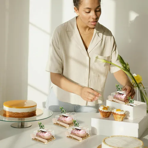 Miniatura 2 de 50 juegos de mini recipientes para pasteles con tapas, cúpulas de charcutería con tapas transparentes, cajas cuadradas individuales para cupcakes