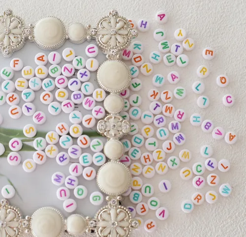 Miniatura 3 de ToBeIT 1000 cuentas de letras acrílicas de color redondo del alfabeto para hacer joyas, pulseras, collares (color blanco)