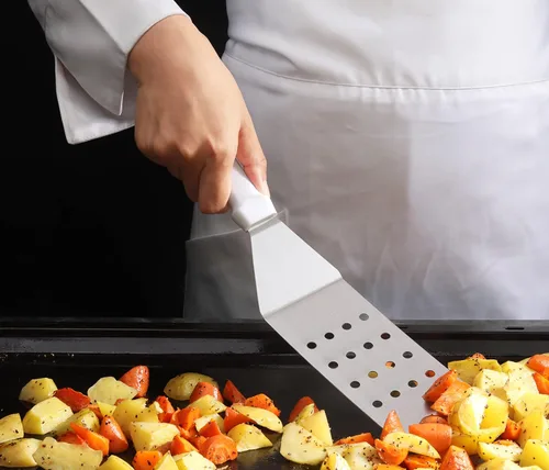 Miniatura 8 de New Star Foodservice 36176 Espátula y volteador de parrilla con mango de plástico flexible, 36,8 cm, perforado, blanco