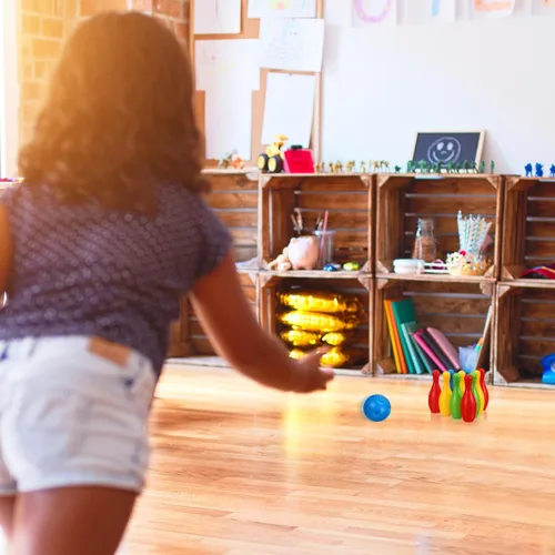 Miniatura 2 de Kisangel Mini juego de bolos para niños, 10 pines coloridos, 2 bolas, botellas de 4.33 pulgadas de alto, juego educativo de bolos para interiores