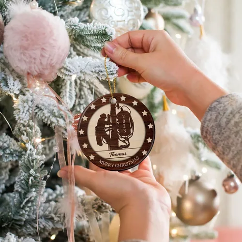 Miniatura 5 de Adorno de liniero de cerámica personalizado para Navidad 2025 – El favorito de Santa, primera Navidad como electricista, nombre personalizado