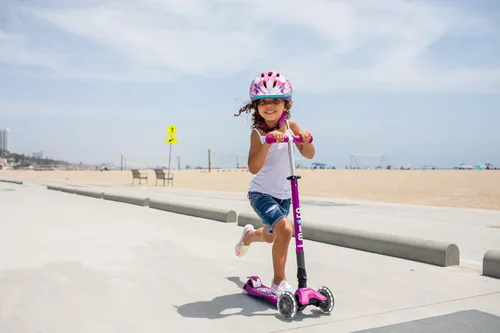 Miniatura 4 de Micro Kickboard – Maxi Deluxe plegable LED – Triciclo, inclinarse para dirigir, plegable para llevar – Micro patinete suizo diseñado para niños