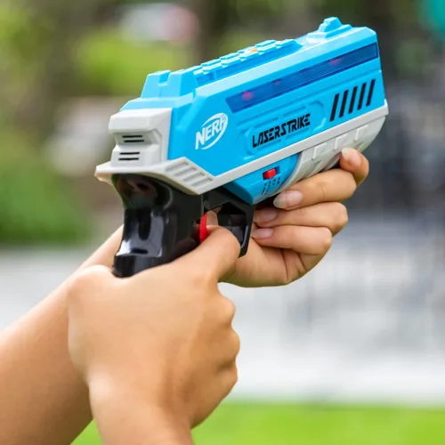 Miniatura 6 de NERF Laser Strike - Paquete completo de juego de etiqueta láser para 2 jugadores con 2 lanzadores de alcance de 300 pies y 2 fundas