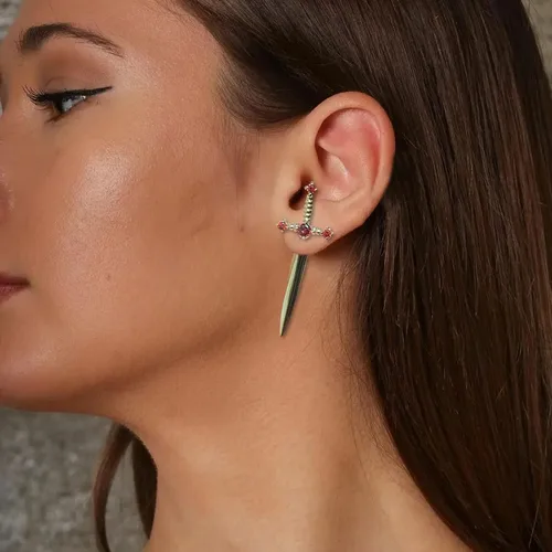 Miniatura 7 de Aretes de espada para mujer, estilo gótico, rojo y negro, aretes de espada de cristal vintage, para cumpleaños, Halloween, Navidad, regalos