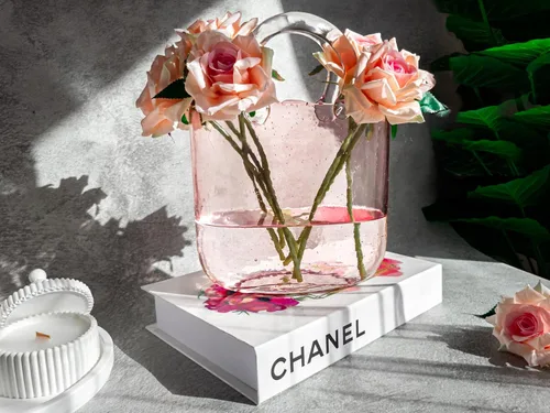 Miniatura 4 de OLEEK Jarrón de Cristal Hecho a Mano en Forma de Bolso para Flores y Bebidas - 10 pulgadas - Lindo Centro de Mesa Rosa y Pecera - Florero Único