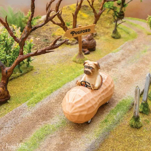 Miniatura 2 de Archie McPhee Pug en un auto de juguete de maní