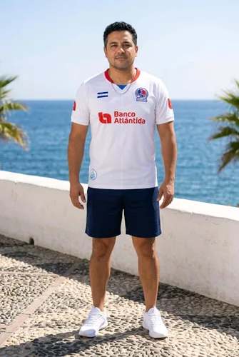 Miniatura 2 de Camisa Blanca Olimpia de Honduras La Camisa de Los Leones Monarcas de Tu País con 40 Títulos, Logo Bordado y Bandera Grabada