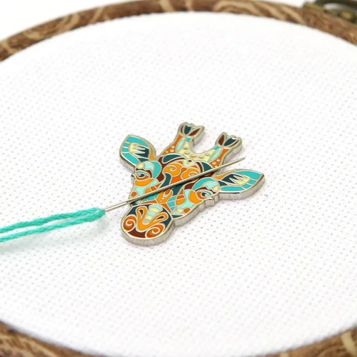 Miniatura 4 de Awesome Pattern Studio Needle Minder Set – Mandala Giraffe Magnetic Needle Minder + 2 enhebradores de aguja + tijeras de grúa. Pin de esmalte