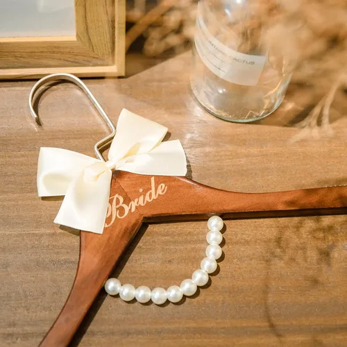 Miniatura 3 de Colgador de vestido de novia para novia, regalo de boda, percha de madera marrón con perlas y lazo para vestidos de novia, regalo de despedida