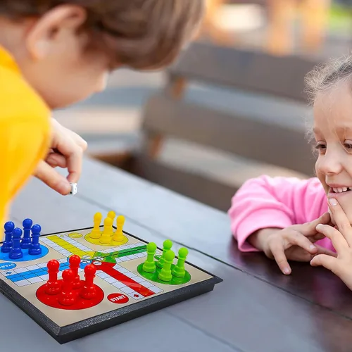 Miniatura 9 de KIDAMI Juego de mesa mini Ludo magnético de viaje, diseño plegable y ligero, regalo para niños y bebés (19.4 × 19.4 cm)