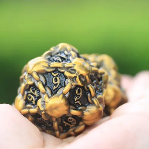 Miniatura 6 de DNDWoW Calavera dorada de metal pesado D20 con cadenas, dados de calavera gótica de gran tamaño para juegos de rol de mesa -BKGH9