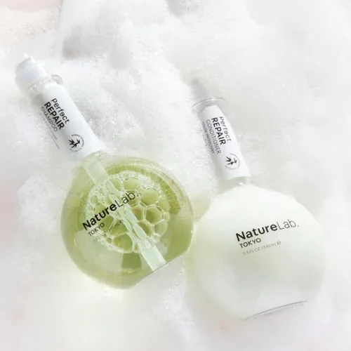 Miniatura 7 de NatureLab.TOKYO Perfect Repair Shampoo & Conditioner Duo – Champú y acondicionador japonés para cabello dañado y teñido – Penetra raíces y restaura