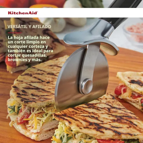 Miniatura 4 de KitchenAid Rueda de pizza clásica con hoja afilada para cortar costras, pasteles y más, protector de dedos integrado para un agarre seguro y cómodo