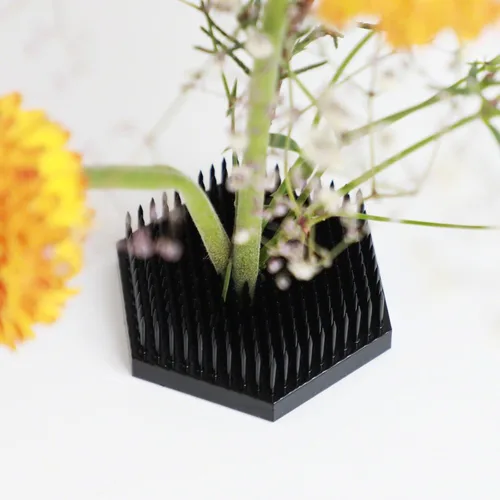 Miniatura 3 de Wazakura Soporte hexagonal japonés negro para flores Ikebana Kenzan de 2.6 pulgadas (2.677 in), hecho en Japón con diseño floral