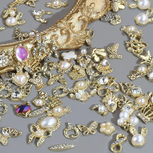 Miniatura 9 de 50 dijes dorados para uñas acrílicas, estilos mixtos, diamantes de imitación brillantes de aleación de perlas para uñas, flores, mariposa, corazón