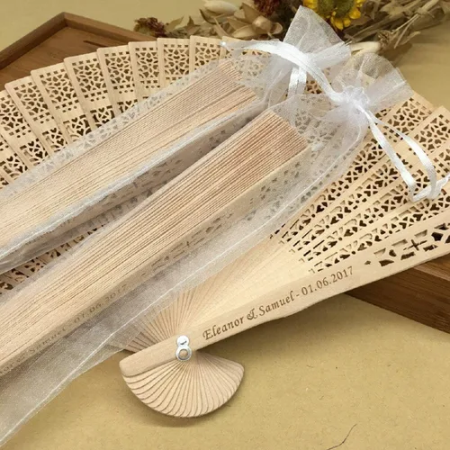 Miniatura 3 de Abanicos de madera personalizados personalizados con diseño hueco de mano con borla blanca y bolsa de regalo para invitados de boda, despedida