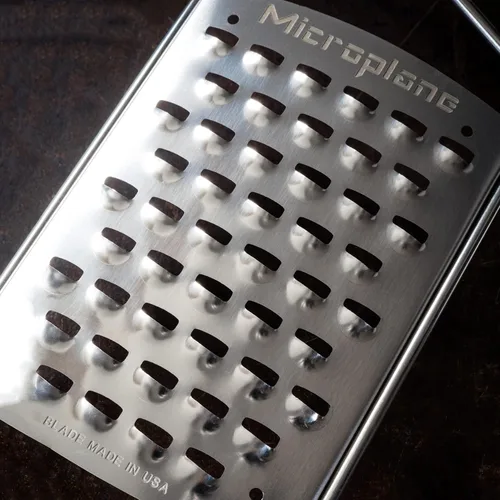 Miniatura 2 de Microplane Gourmet Series - Rallador ultra grueso de acero inoxidable duradero para quesos y verduras con mango antideslizante para cocina
