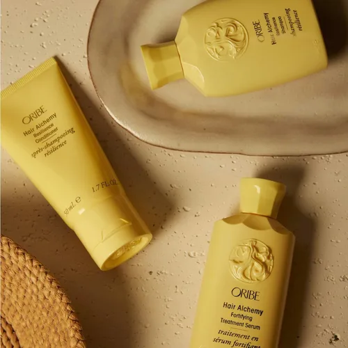 Miniatura 10 de Oribe Hair Alchemy Discovery Set Juego de cuidado del cabello de tamaño de viaje con champú Alquimia Capilar, acondicionador y suero