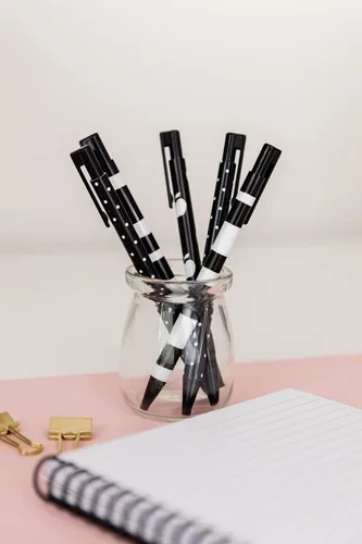 Miniatura 3 de Kate Spade New York Juego de 5 bolígrafos de tinta negra, bonitos bolígrafos de plástico con puntos y rayas