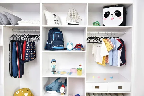 Miniatura 7 de Perchas de plástico de calidad para niños, no aterciopeladas, delgadas, compactas, con clips de metal, para faldas, pantalones, blusas, gancho Negro