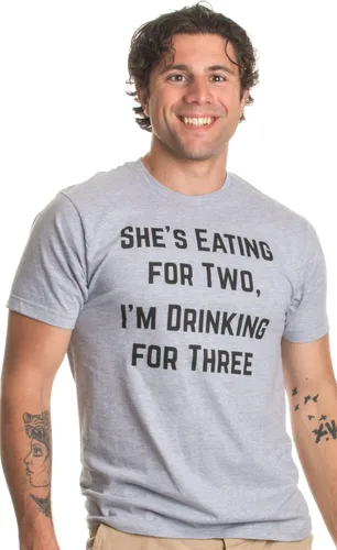 Miniatura 2 de Bebiendo para tres Divertida camiseta de broma de anuncio de embarazo para papá nuevo