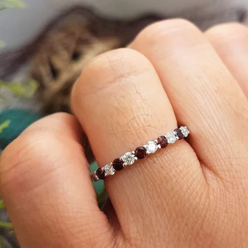 Miniatura 4 de Dazzlingrock Collection Anillo de boda apilable de aniversario para mujer con piedras preciosas redondas y diamantes blancos, oro blanco de 14