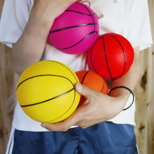 Miniatura 6 de Oleitodh Juego de 18 mini pelotas de baloncesto de 5 pulgadas, juego de pelotas de baloncesto pequeñas de PVC para juegos de aro sobre la puerta