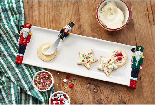 Miniatura 2 de tag Holiday Nutcracker - Plato rectangular de barro blanco sólido con detalle de cascanueces y esparcidor de quesos con mango de cascanueces, 19