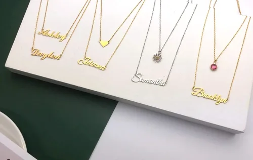 Miniatura 4 de Gargantilla MeMoShe con nombre personalizable, superpuesta, con corazón, chapada en oro de 18K con colgante de nombre