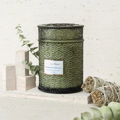 Miniatura 3 de LA JOLIE MUSE Vela de Navidad Eucalipto y salvia alpina Eucalipto, salvia y lavanda Vela de soja con mecha de madera de 19 onzas 90 horas