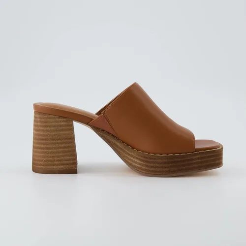 Miniatura 4 de CUSHIONAIRE Sandalia Keeper suave de una banda de tacón + espuma viscoelástica, anchos disponibles, whisky 11 W, whisky