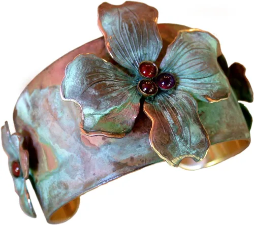 Elaine Coyne Collectible Artwear Verdigris Patina - Brazalete de latón con flores de cornejo, fabricado en Estados Unidos, Latón, cornalina