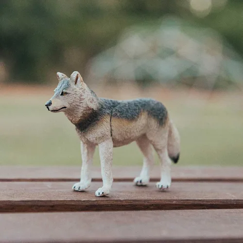 Miniatura 4 de Safari Ltd. Figura de lobo gris, figura realista de lobo de plástico de 4 pulgadas, juguete educativo para niños, niñas y niños a partir de 3 años