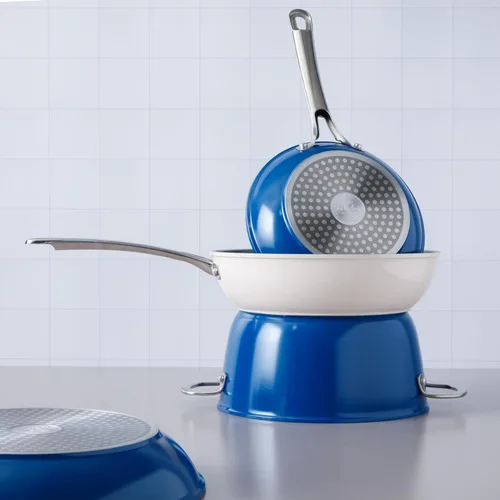 Miniatura 7 de Sur La Table Esenciales de Cocina Juego de 10 Piezas de Ollas y Sartenes Antiadherentes de Cerámica de Titanio Libre de PFA, Interior de Aluminio
