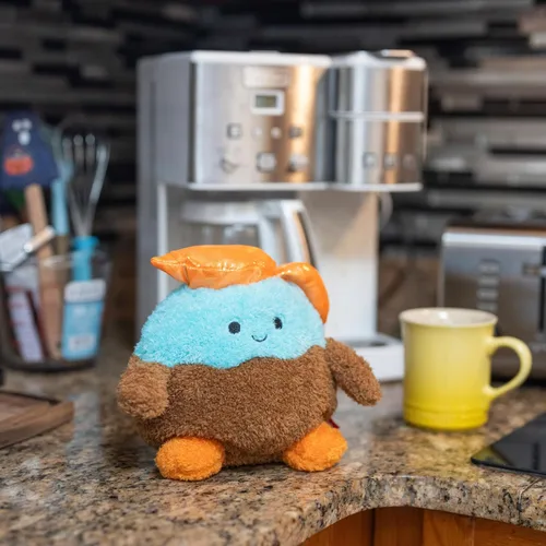 Miniatura 3 de BumBumz Cafetera Grande de 7.5 Pulgadas Peluche Sensorial con Peso - Con Licencia Oficial - Juguete de Animal de Peluche Suave, Esponjoso, Lindo