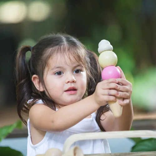 Miniatura 8 de PlanToys® Juego de helado de madera para niños Incluye soporte, cucharas y conos Comida de juego de simulación de postres para niños pequeños