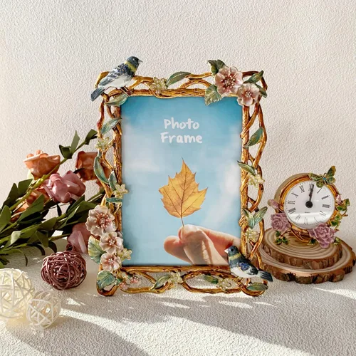 Miniatura 4 de Marco de fotos vintage de 5 x 7, marco de fotos floral pintado a mano con marco de metal y vidrio de alta definición para exhibición de mesa
