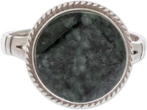 NOVICA Anillo de cóctel de jade hecho a mano artesanal, plata de ley 925, ciprés de Guatemala, verde de buena suerte, círculo cuadrado