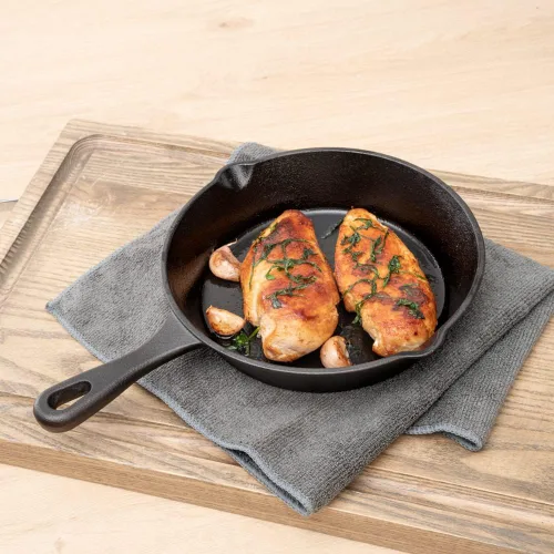 Miniatura 4 de Restaurantware Met Lux - Sartén de hierro fundido de 7.75 pulgadas, 1 sartén de hierro fundido pre-sazonado, con asa con boquillas para verter
