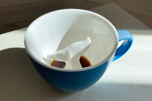Miniatura 4 de Creature Cups - Taza de cerámica de cola de ballena - Taza de café azul océano de 11 oz con cola de ballena 3D oculta en el interior Cola de ballena