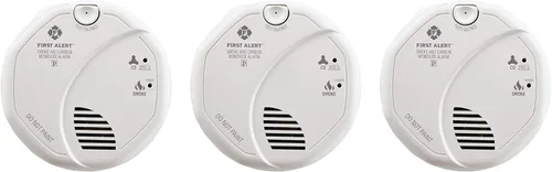 FIRST ALERT BRK SC7010B-3 Detector de humo y monóxido de carbono (CO) cableado con batería de respaldo, paquete de 3