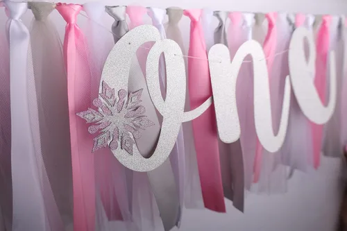 Miniatura 5 de Cartel “Winter Onederland” de primer cumpleaños para silla de bebé - Accesorios para fotos, rosa, plateado, blanco, guirnalda para silla de bebé
