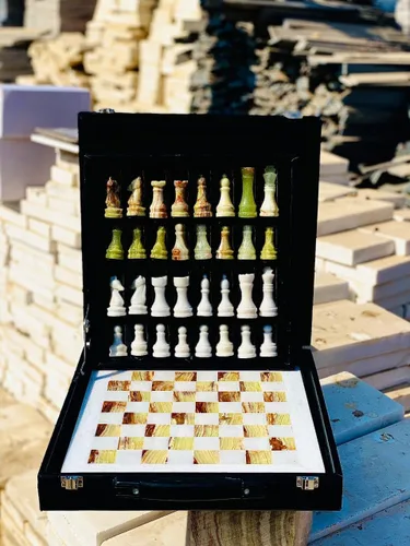 Miniatura 8 de Juego de ajedrez de mármol de 12 pulgadas con piezas talladas a mano, incluye caja de regalo de almacenamiento de piel sintética negra (coral negro)