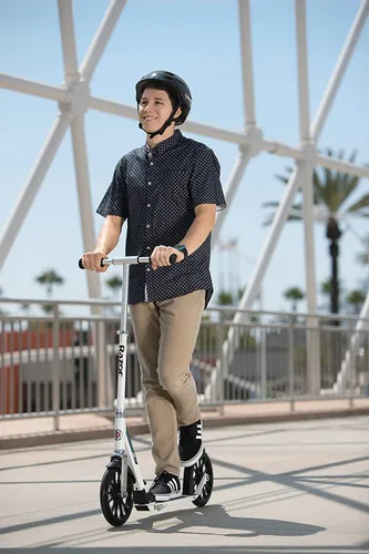 Miniatura 4 de Razor Patinete A6 Kick para niños de 8 años en adelante, manillar extra alto y cubierta más larga, ruedas de uretano de 10 pulgadas, tecnología