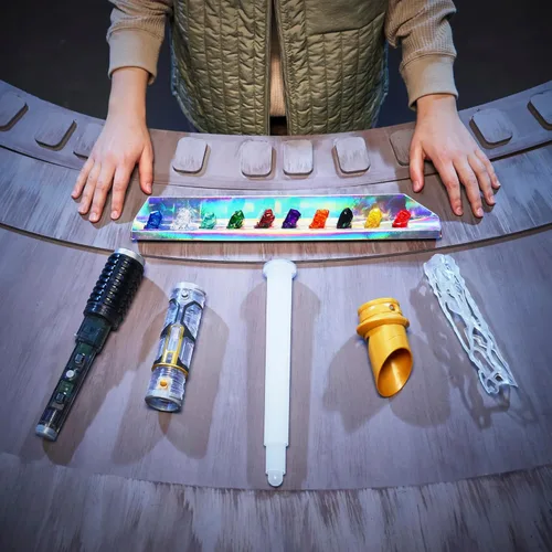 Miniatura 2 de STAR WARS Power Crystal Lightsaber, 7 colores y 10 cristales, más de 50 combinaciones que cambian de color, luces y sonidos, juguetes para niños