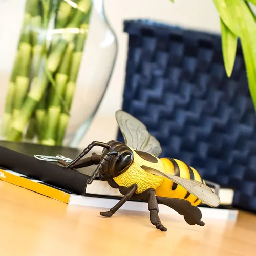 Miniatura 6 de Safari Ltd. Figura de abeja de miel, figura realista de modelo de 5.5 pulgadas, juguete educativo para niños, niñas y niños a partir de 3 años