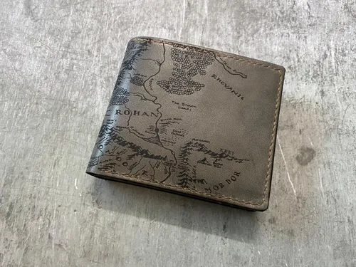 Miniatura 22 de Billetera vintage hecha a mano para hombre – Cuero auténtico plegable con grabado de mapa, regalo personalizable, Castaño, medio, Billetera plegable