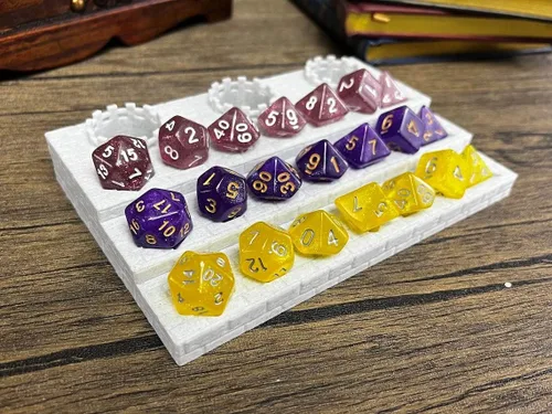 Miniatura 3 de MunnyGrubbers - Estante de exhibición de dados - Dice_Jail - (3 x Juego aleatorio de 7 piezas D20 incluidas) - Exhibe hasta 3 juegos - RPG de mesa