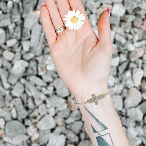 Miniatura 7 de John Medeiros Celebration - Pulsera pequeña de alambre con cruz de pavé, pulsera de cruz con piedras de circonita cúbica como un regalo inspirador